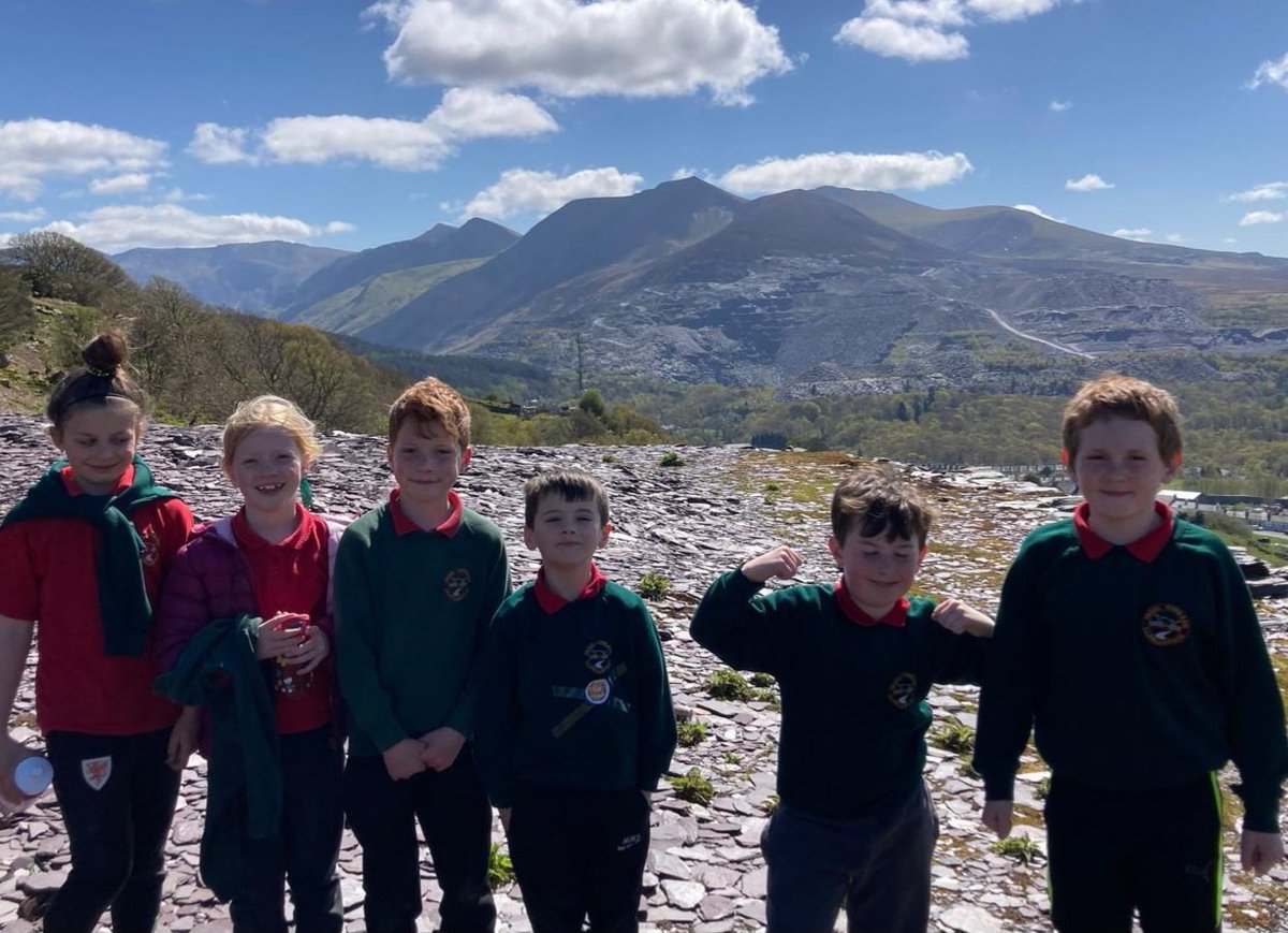 YsgLlanllechid's tweet photo. Dosbarth Mrs Tegid a Miss Owena yn Nhalcen y Deyrnas p'nawn yma. 👏
#awyriach
@_OLW_ @yrawrgymraeg @RhAG1 https://t.co/nsNzg4ebP1