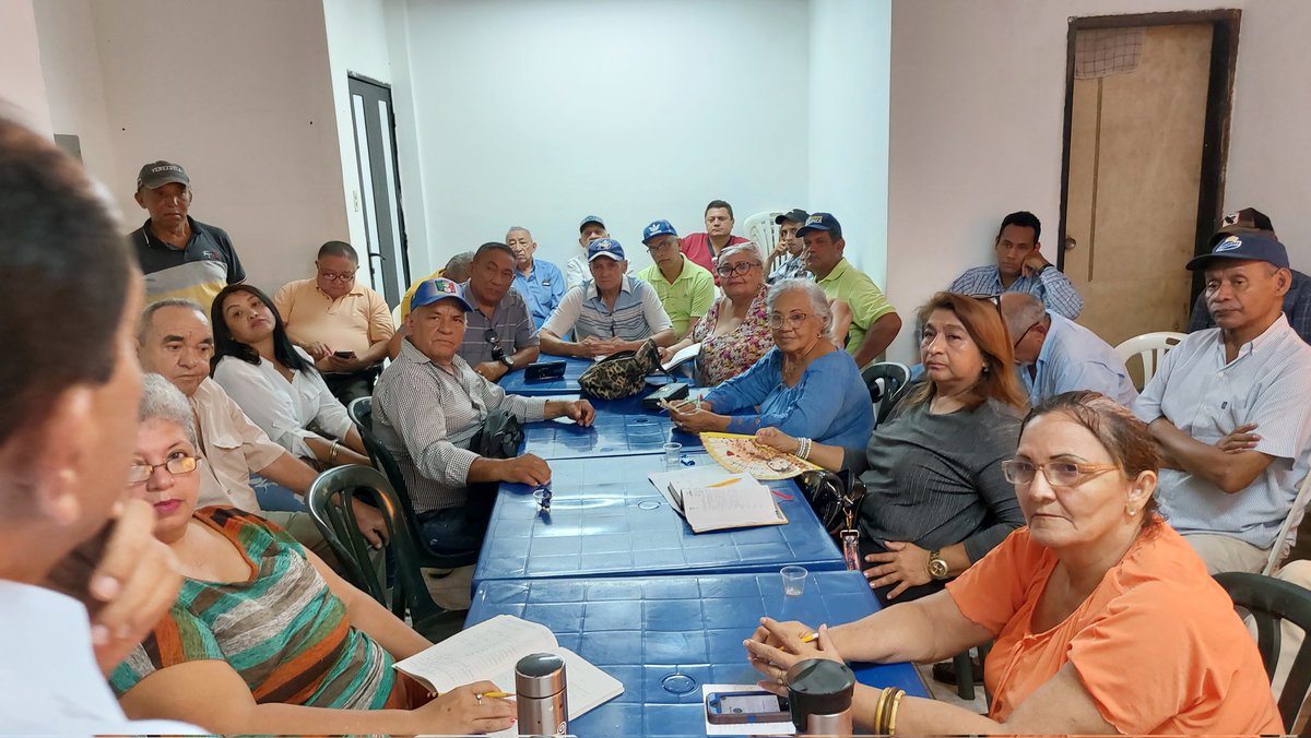 DANIELTIRAD965's tweet photo. Miércoles 24/4/24. Reunión de CES ampliada, con secretarios Generales de la Municipal, San Fernando, Biruaca y Pedro Camejo. Edmundo Gonzalez Urrutia Presidente. Vota por la Unidad, la de la manito https://t.co/s1Msj5Axwe