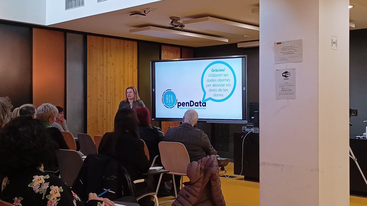 Explica @lourdes els serveis d' @iopendatabcn: dades del territori preparada per generar coneixement i poder planificar serveis publics, aixi com datatons que son esdeveniments col·laboratius multidisciplinar per localitzar dades d'interes i aprendre a utilitzar-les #Datawomen