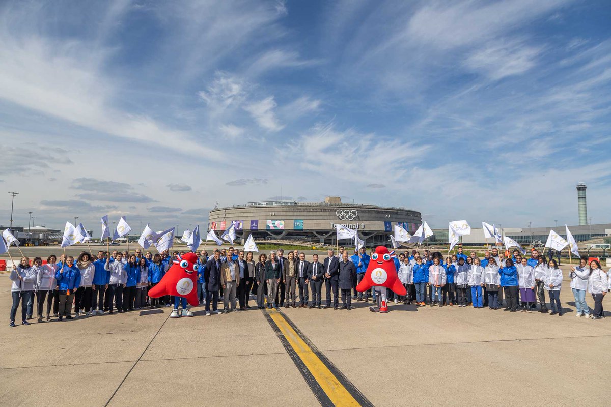 Les anneaux sont installés au T1 de l'aéroport Charles-de-Gaulle 🤩 Le symbole de l'engagement de tout le @GroupeADP dans la réussite des Jeux pour accueillir les délégations, journalistes et visiteurs du monde entier, et répondre aux besoins des athlètes. Merci et à très vite !