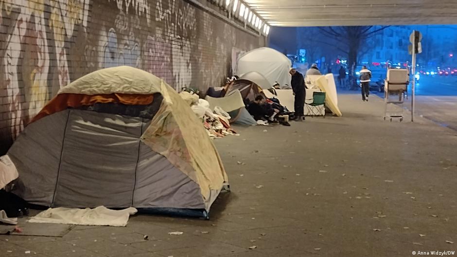 Правительство ФРГ приняло план преодоления бездомности в стране к 2030 году. По разным оценкам, в Германии не имеют жилья сотни тысяч человек, при этом десятки тысяч из них живут на улице. Для решения этой проблемы запланировано создание общенациональной системы помощи и