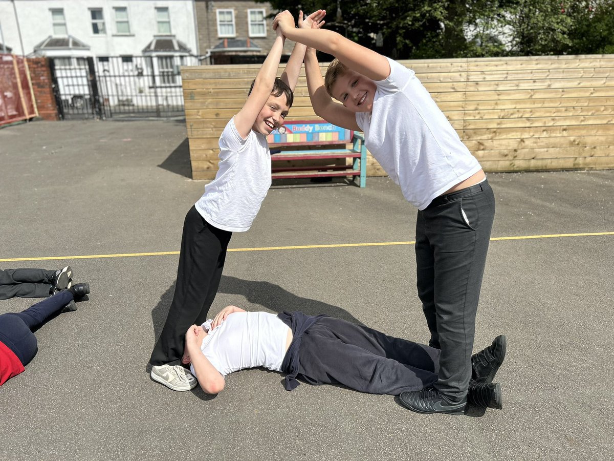 Holtonprimary's tweet photo. #HPSYr6 were being collaborative in their PE warm up - making shapes! #HPSHealth https://t.co/C6gwpyBFH7