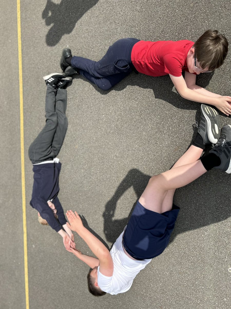 Holtonprimary's tweet photo. #HPSYr6 were being collaborative in their PE warm up - making shapes! #HPSHealth https://t.co/C6gwpyBFH7