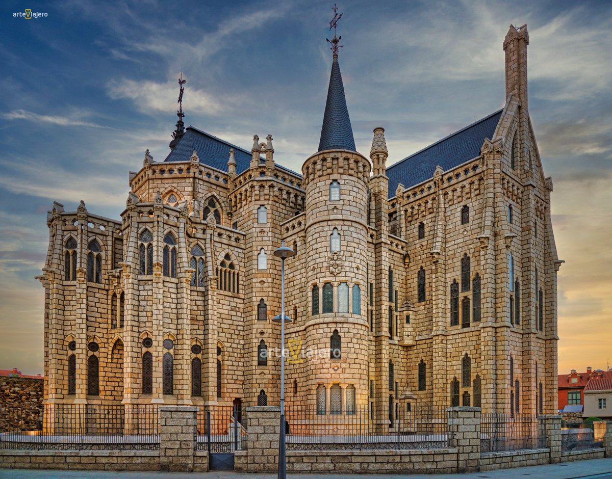 Palacio Episcopal de Astorga (León), proyectado por el célebre Gaudí. Fue construido entre los años 1889 y 1915 con granito procedente del Bierzo #FelizMiercoles #photography #travel