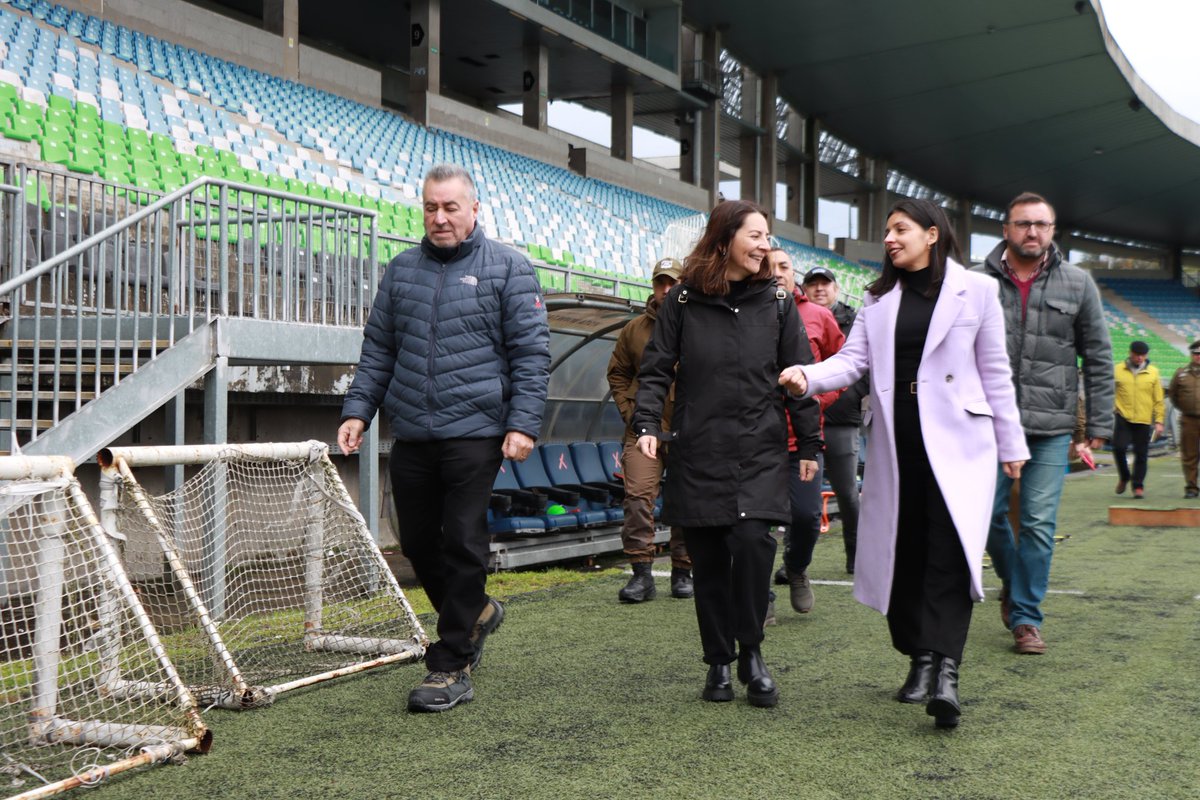 DPRLosLagos's tweet photo. Tras una fiscalización de @estadioSeguroCL. Delegada Presidencial Regional de Los Lagos @Giovimoreira confirma aforo de 9.500 personas y 22 cámaras de seguridad para partido de @DPMChile y Provincial Osorno https://t.co/NuZEH0GGot