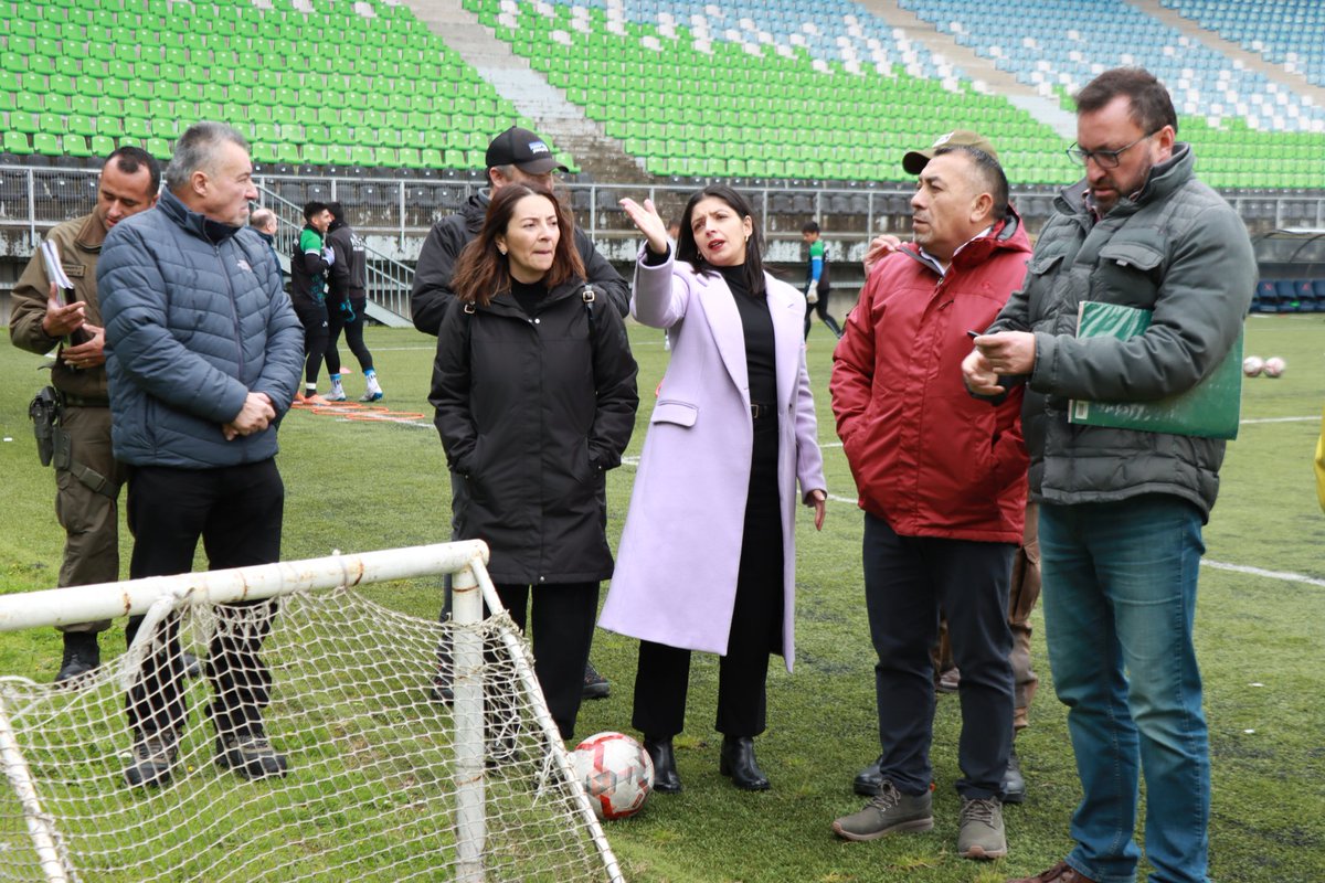 DPRLosLagos's tweet photo. Tras una fiscalización de @estadioSeguroCL. Delegada Presidencial Regional de Los Lagos @Giovimoreira confirma aforo de 9.500 personas y 22 cámaras de seguridad para partido de @DPMChile y Provincial Osorno https://t.co/NuZEH0GGot