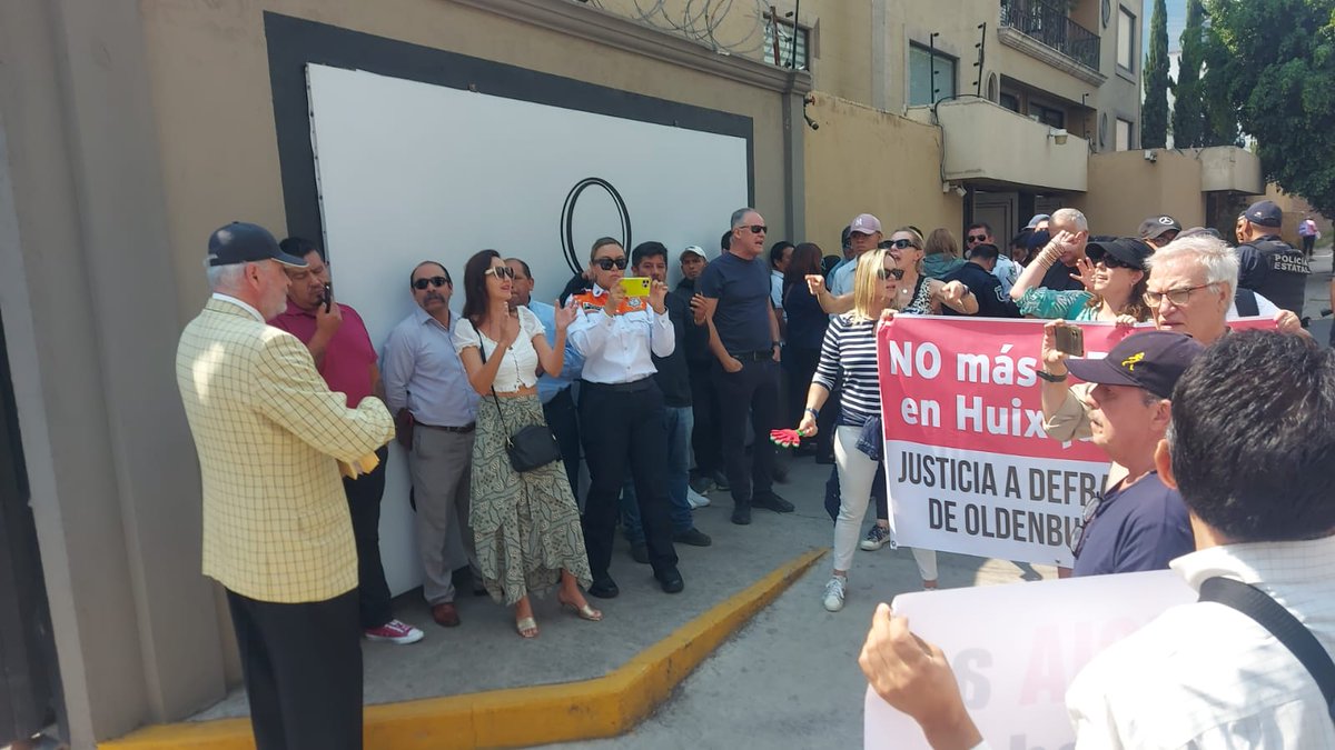 QuerellaDigital's tweet photo. #UltimaHora Se registra Bloqueo en Boulevard Interlomas y Avenida Vialidad de la Barranca 9,  @HuixquiGob,  por fraude de 145 millones de pesos de la empresa #Silverland en @Oldenbourg Officese piden a @FiscaliaEdomex detenga a sobrino de @MigueldelaMad11 y a @delfinagomeza
Ayuda https://t.co/ErS7Q2xV6q
