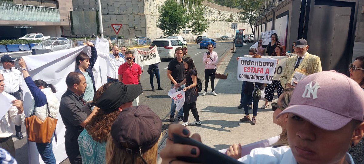QuerellaDigital's tweet photo. #UltimaHora Se registra Bloqueo en Boulevard Interlomas y Avenida Vialidad de la Barranca 9,  @HuixquiGob,  por fraude de 145 millones de pesos de la empresa #Silverland en @Oldenbourg Officese piden a @FiscaliaEdomex detenga a sobrino de @MigueldelaMad11 y a @delfinagomeza
Ayuda https://t.co/ErS7Q2xV6q