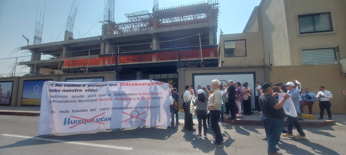QuerellaDigital's tweet photo. #UltimaHora Se registra Bloqueo en Boulevard Interlomas y Avenida Vialidad de la Barranca 9,  @HuixquiGob,  por fraude de 145 millones de pesos de la empresa #Silverland en @Oldenbourg Officese piden a @FiscaliaEdomex detenga a sobrino de @MigueldelaMad11 y a @delfinagomeza
Ayuda https://t.co/ErS7Q2xV6q