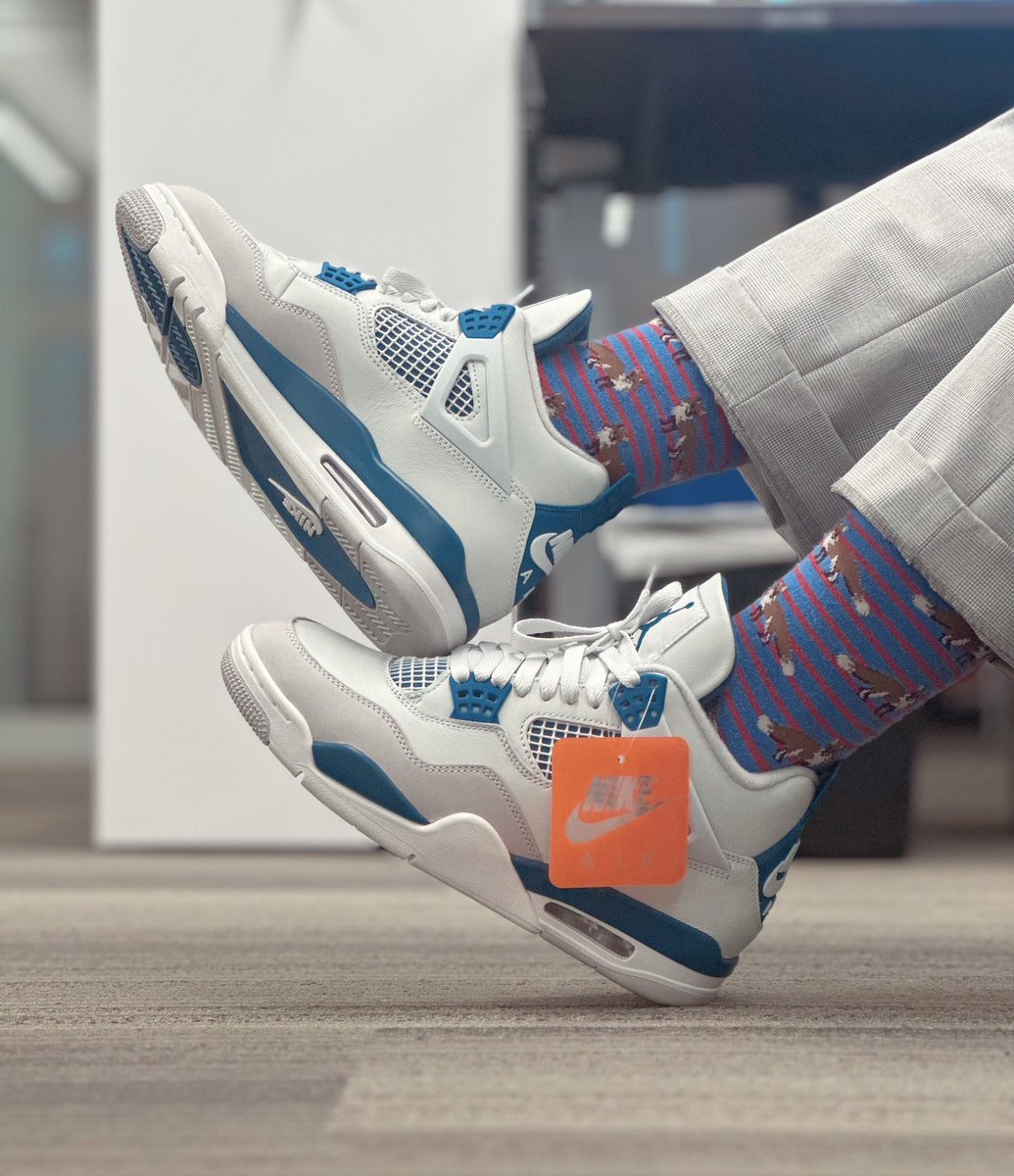 Shock drop. Had to wear them at work lol. Had to have ‘em again. Only had my 2006 pair. Releases May 4th. Air Jordan 4 “Military Blue (Industrial Blue)”

#Sneakers #Kicks #Jordan #SNKRS #WDYWT #WOMFT #KOTD #WearYourKicks #SNKRSLiveHeatingUp #Sneakerhead #YourSneakersAreDope #Nike