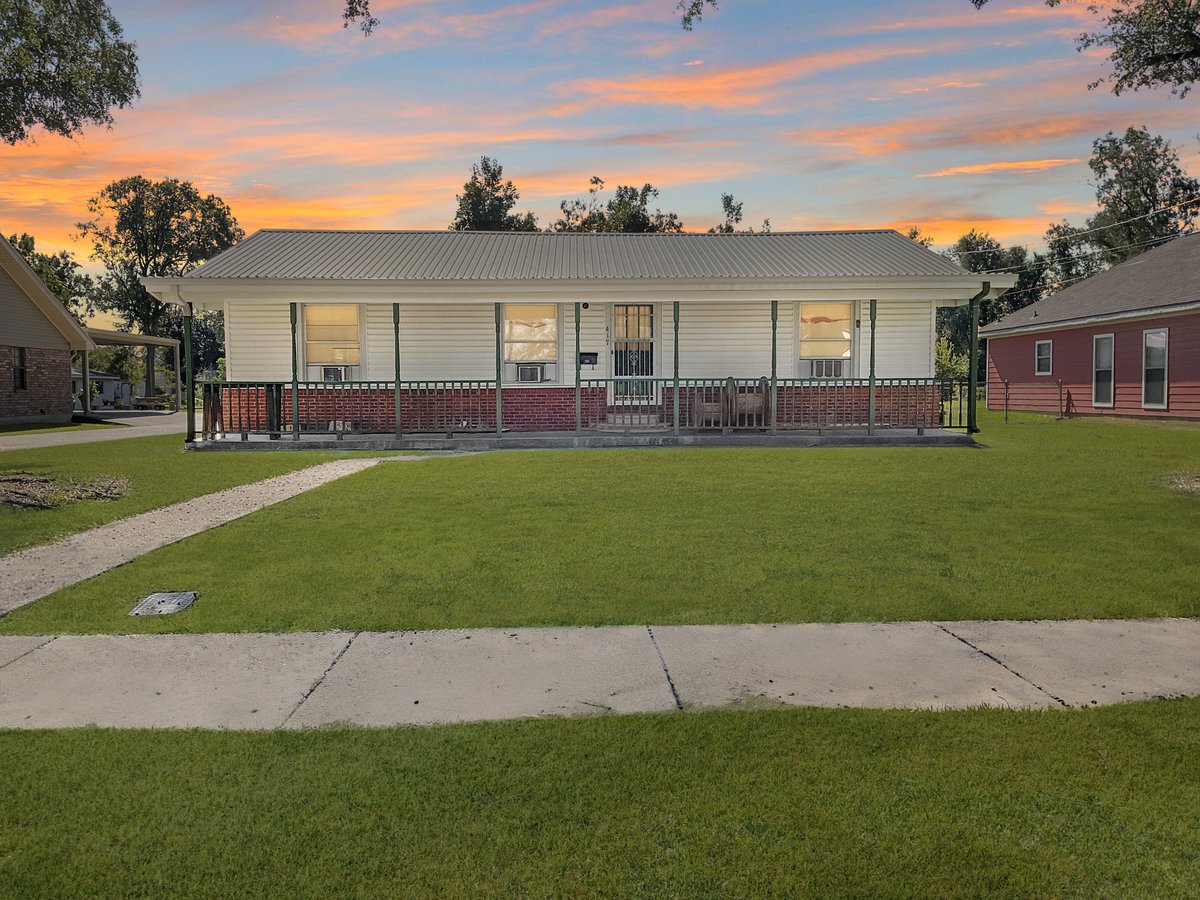 kymdigiovanni's tweet photo. 417 W Oak Lane Lake Charles, La
$190,000
3 bed, 2 bath home w separate living and den areas, 2 sheds, an outdoor laundry, and a 2 car covered carport in a prime location. 
Kym DiGiovanni, Realtor - Century21 Bono
(337) 540-2807 
kym@kymdigiovanni.com https://t.co/8RVc81jZy7