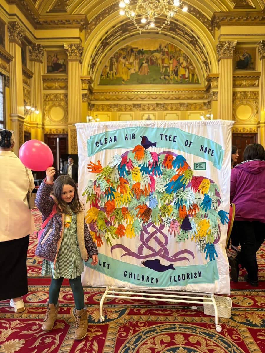 HUGE thank you to @SuzieHannahBir1 for her creativity in supporting our air pollution event. We love the tree of hope that she made for the children today!
