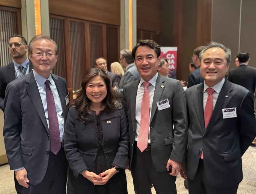 Minister Ng and South Korean and Canadian business people met to discuss collaboration and investment opportunities in the Republic of #Korea! 🇨🇦🇰🇷 Learn more about the Canada-Republic of Korea partnership: international.gc.ca/country-pays/r… #GoTeamCanadaTrade #IndoPacificStrategy #CKFTA