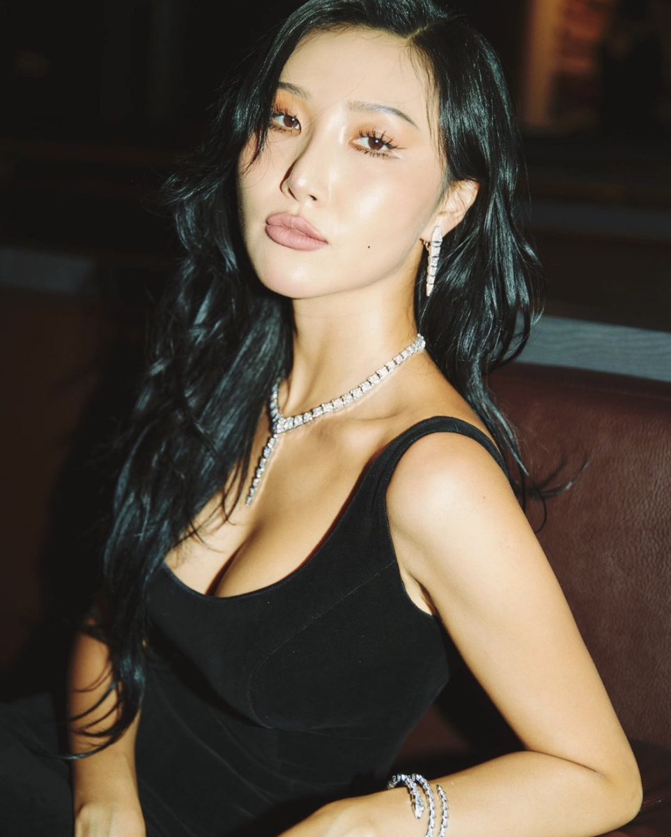 __mariahwasa's tweet photo. Banyak nama tersemat atas perempuan mulai dari era kebuasan hingga berakhirnya matriarki, “Perempuan adalah penyihir, penenun dan pemintal takdir umat manusia, sang penderma. Perempuan adalah Ibu yang memerintah sistem matrilinear,” kini, biar peradaban kembali pada sang Ibu. https://t.co/CGJarIj1QA