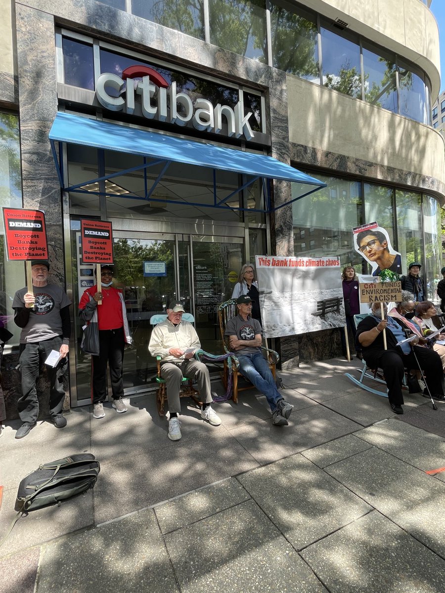 Rockin’ in solidarity with ⁦@ThirdActOrg⁩ who just blocked the doors to Citibank in protest of their investment of fossil fuels! #stopfossilfuels