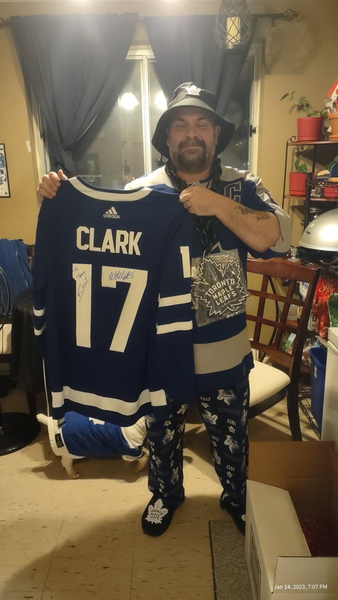 luttrell20's tweet photo. @ShopRSApparel @MapleLeafs @ScotiabankArena My real sports gear when Wendel Clark came to my place when I won the contest last season through Coke and Mlse #RSAFam #LeafsForever https://t.co/QUSDOeLjQ8