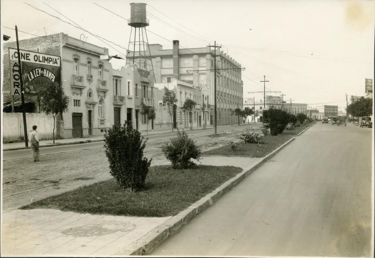 mafcultura's tweet photo. 🏅TRIVIA... TRIVIA...!!
El entorno ha cambiado significativamente; pero el edificio de cuatro niveles sigue en su sitio.
¿Ubicas desde dónde fue tomada esta imagen?
¡Déjanos tus respuestas en los comentarios!
#trivia #acervomaf #imágenes #dondees #fotohistoria #triviamaf https://t.co/He2E2nfCVi