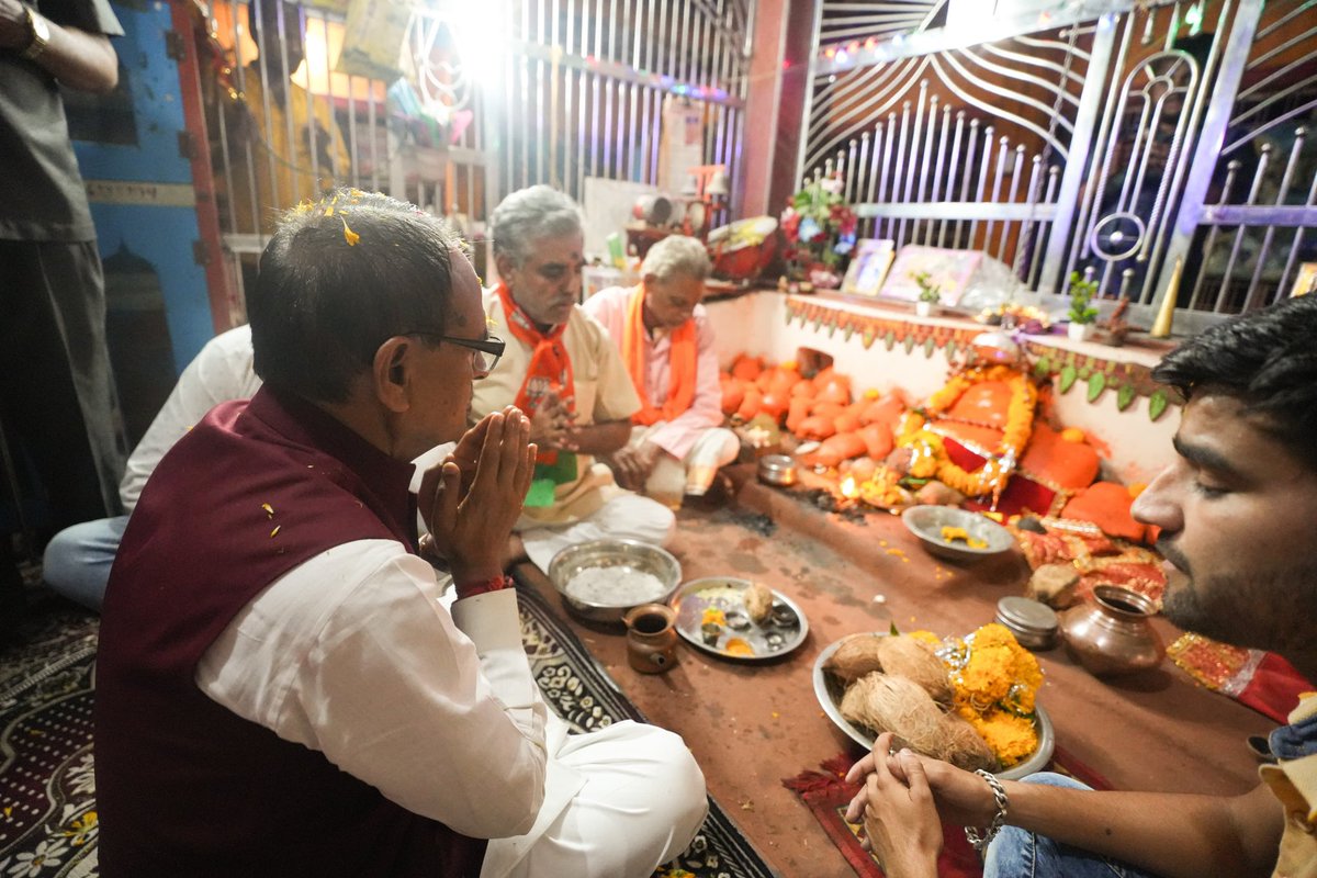 देवास जिले के ग्राम कोलारी स्थित भैरव मंदिर में दर्शन-पूजन कर सभी नागरिकों के कल्याण की कामना की। ईश्वर से यही प्रार्थना है कि इतनी शक्ति और इतना सामर्थ्य देना कि अपनी जनता के प्रत्येक सपने को सच कर पाऊं।