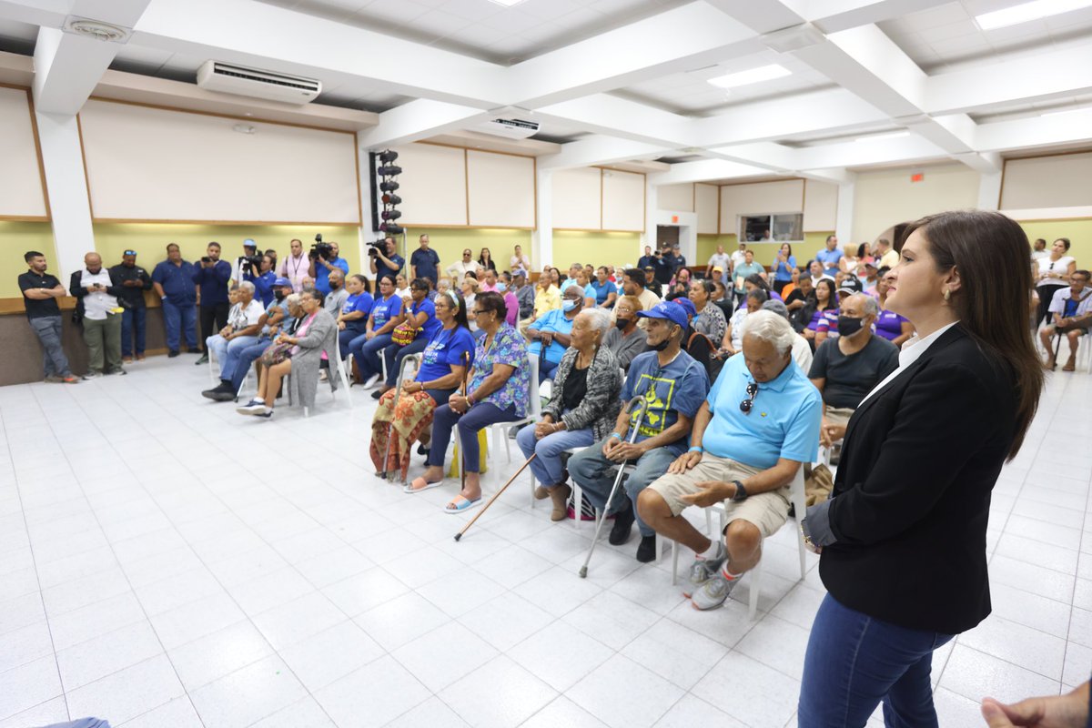 Visité el ya finalizado Centro de Usos Múltiples de Vieques, donde junto a la directora ejecutiva de ODSEC, Thais Reyes, entregamos 100 mochilas de emergencia con artículos de primera necesidad para miembros de la comunidad. Cada mochila está equipada con artículos esenciales de…