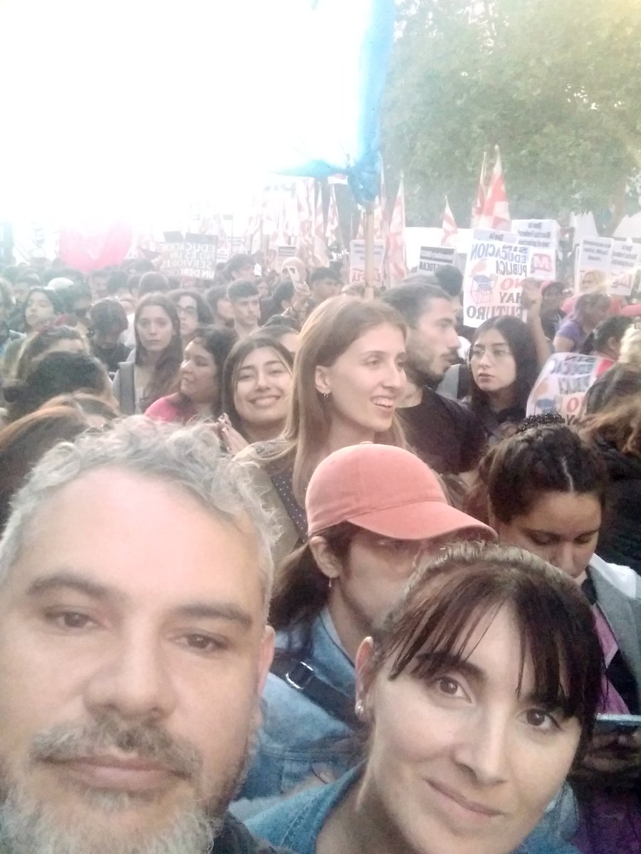 Danemi86's tweet photo. En la marcha del 23/4 con mi marido y compañeros de la Untref, en defensa de  la Universidad Pública 💪 https://t.co/trnCmMxogi