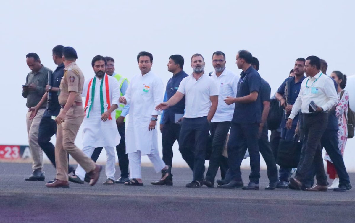AmitV_Deshmukh's tweet photo. भारतीय राष्ट्रीय #काँग्रेस पक्षाचे नेते मा.खा.राहुलजी गांधी यांचे सोलापूर येथील सभा आटपून आज सायंकाळी #लातूर विमानतळावर आगमन झाले.यावेळी आ.धीरज देशमुख,लातूर लोकसभा मतदारसंघाचे महाविकास आघाडीचे,काँग्रेसचे  उमेदवार डॉ.शिवाजी काळगे यांच्यासह उपस्थित राहून त्यांचे स्वागत केले. https://t.co/Zm0v3fE2Zi