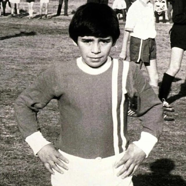 🇦🇷🔙 ¿Aburridos o aburridas después de almorzar? Quédense tranquilos y tranquilas, que aquí se viene un HILAZO contando como fue la infancia de Diego Maradona previo al estrellato. Todo el contenido está sacado de 'Yo Soy el Diego de la GENTE', su libro autobiográfico. 🫶