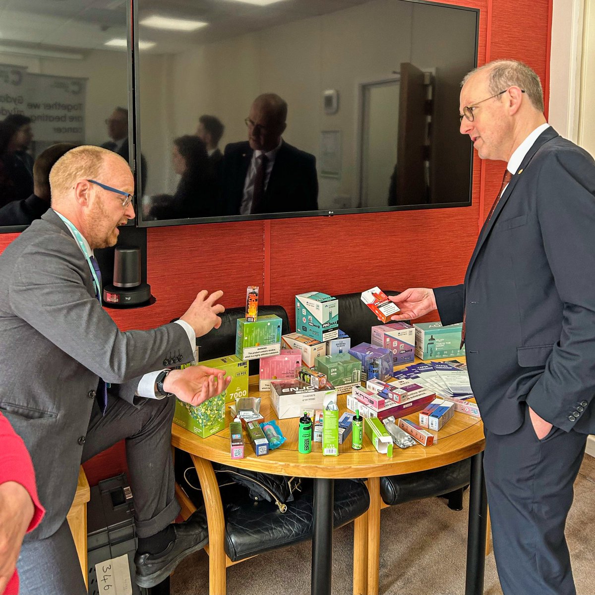 LlyrGruffydd's tweet photo. Diolch i Rhys Harries o adran Safonau Masnach @cyngorabertawe am amlygu problem masnach anghyfreithlon mewn 'vapes' i mi heddiw.
@ASHWalesCymru @CRUKCymru https://t.co/MU39IbDOyU