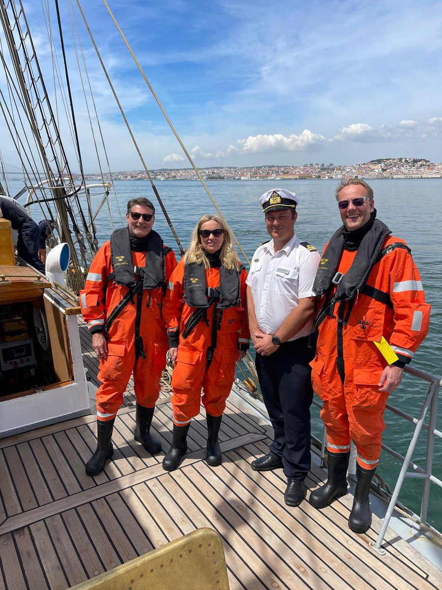 SwedeninPT's tweet photo. Obrigada ao Capitão Jacob N Fagerberg e à tripulação por nos terem recebido a bordo da #Gladan. Maravilhoso regressar e conhecer jovens estudantes Suecos. Desejo-vos bons ventos na viagem de regresso. @Forsvarsmakten @gladanochfalken https://t.co/yxDGYg7LA5