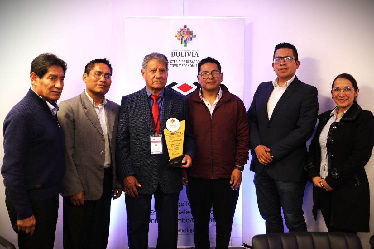 MDPRyABolivia's tweet image. El Gobierno nacional a través del Servicio Nacional de Propiedad Intelectual entregó reconocimiento y resoluciones administrativas de marca y patente a destacados inventores que registraron su creación en el #Senapi.