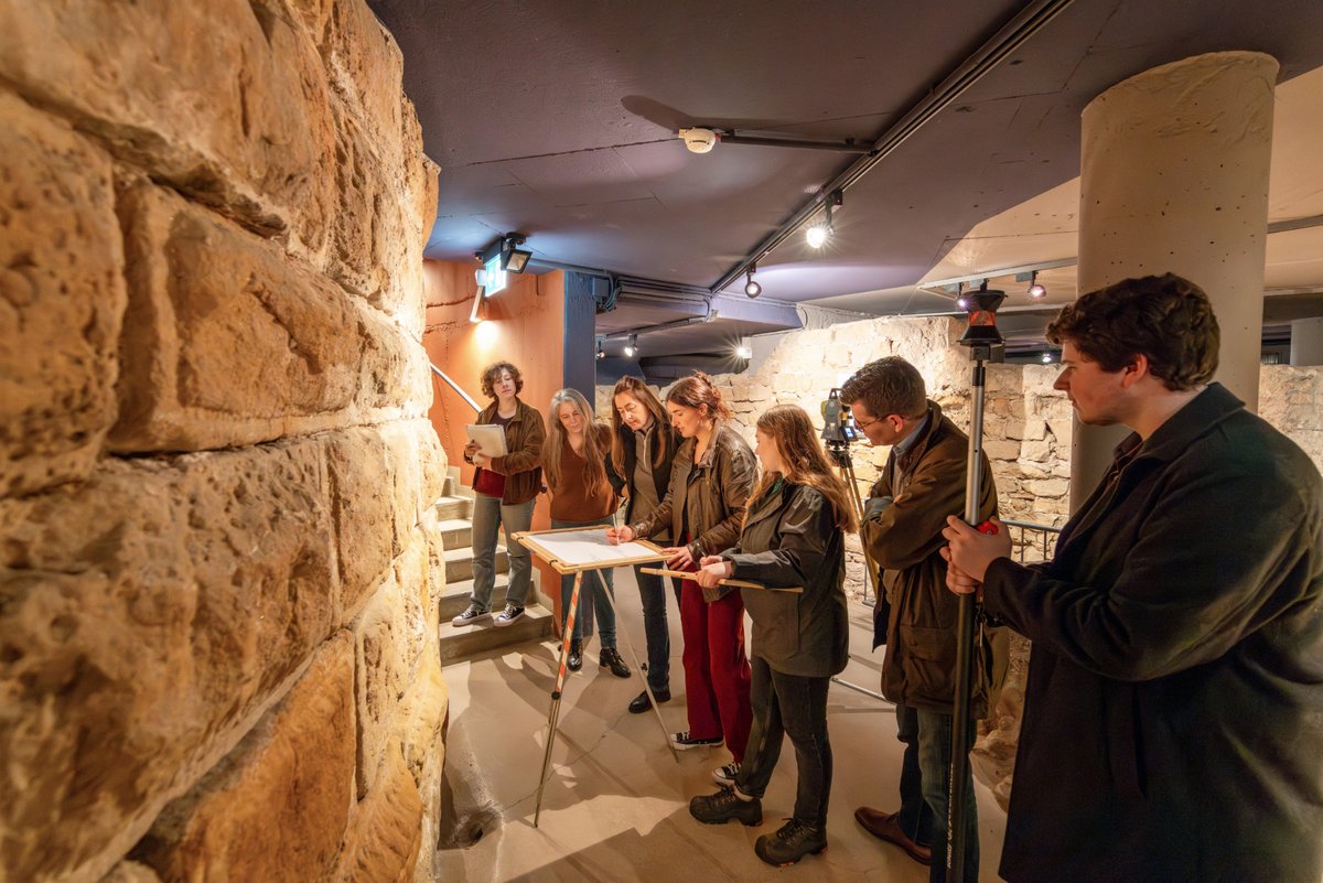 Detektivarbeit am Roten Turm: Was eine Mauer über die Saarbrücker Geschichte verrät. Gemeinsam begeben sich das Historische Museum Saar, das Landesdenkmalamt und die Archäologin Sabine Hornung mit ihren Studierenden auf Spurensuche (Foto: André Mailänder): uni-saarland.de/aktuell/roter-…