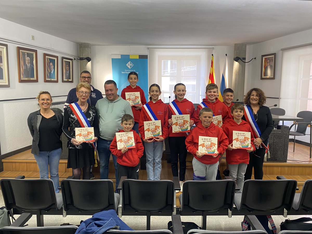 ajSantHipolit's tweet photo. 🇫🇷 Avui ens han visitat uns alumnes de 6è, acompanyats per l’alcaldessa Madeleine Garcia-Vidal, la primera tinent d’alcaldessa i regidora d’Educació i Bernat Connes, representant de la colla gegantera de Saint Hippolyte de la Salanca, del nostre poble agermanat.💙 https://t.co/69pY5UkXYl