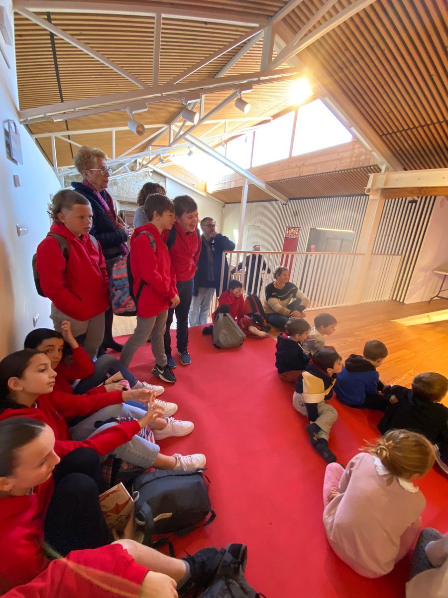 ajSantHipolit's tweet photo. 🇫🇷 Avui ens han visitat uns alumnes de 6è, acompanyats per l’alcaldessa Madeleine Garcia-Vidal, la primera tinent d’alcaldessa i regidora d’Educació i Bernat Connes, representant de la colla gegantera de Saint Hippolyte de la Salanca, del nostre poble agermanat.💙 https://t.co/69pY5UkXYl
