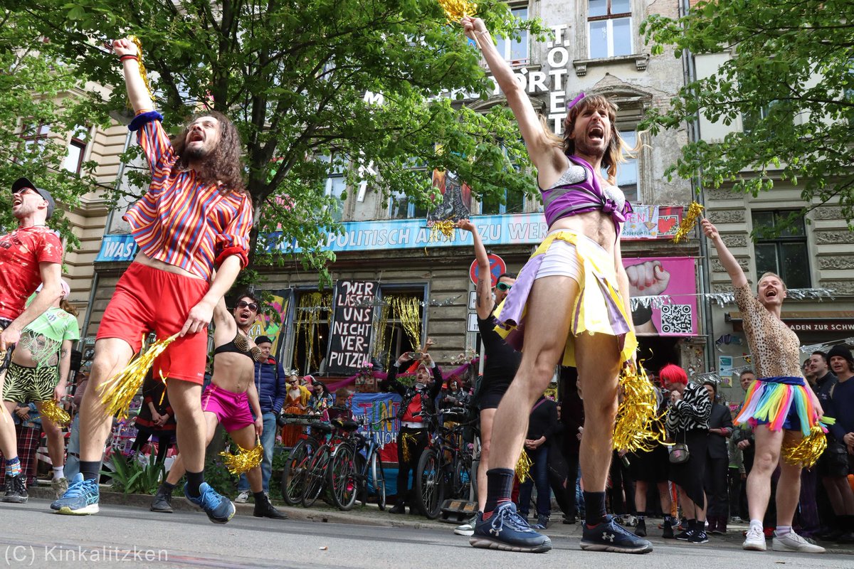 Bilder vom @savetuntenhaus-Rave in #Berlin-Prenzlauer Berg gibt es jetzt auch im @UmbruchB. #tuntenhausbleibt #b1404 

umbruch-bildarchiv.org/rettet-das-tun…