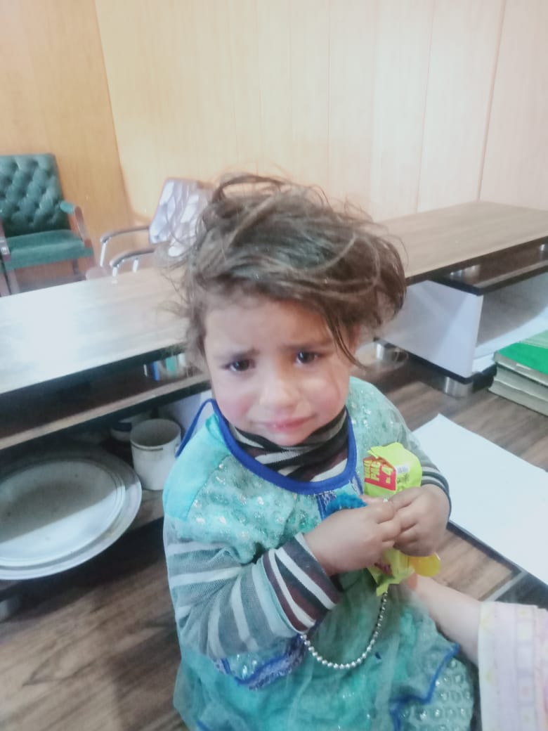 Reportedly this distressed child is in city police station, Lahore unable to tell her name or anything. Anyone having information is requested to please contact police station. Also, pleasr share it widely.