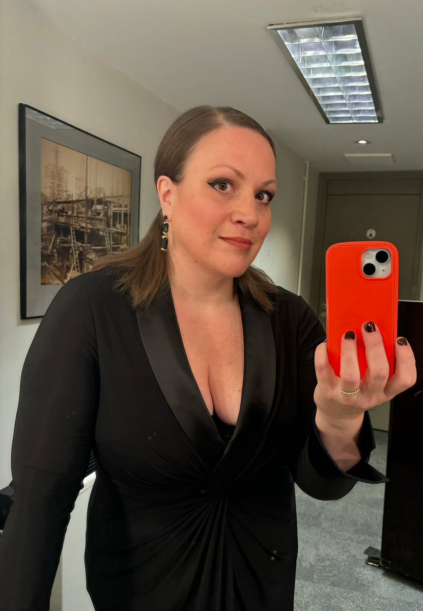 Full Cleo for last night’s Verdi Requiem with @VasilyPetrenko, @royalphilorch and @Philchorus. Thanks to @SeenandHeardInt for the review: “Jennifer Johnston..was always a delight to the ear with her commanding, rich tone and very clear diction…” (plus massive eyeliner 😂).