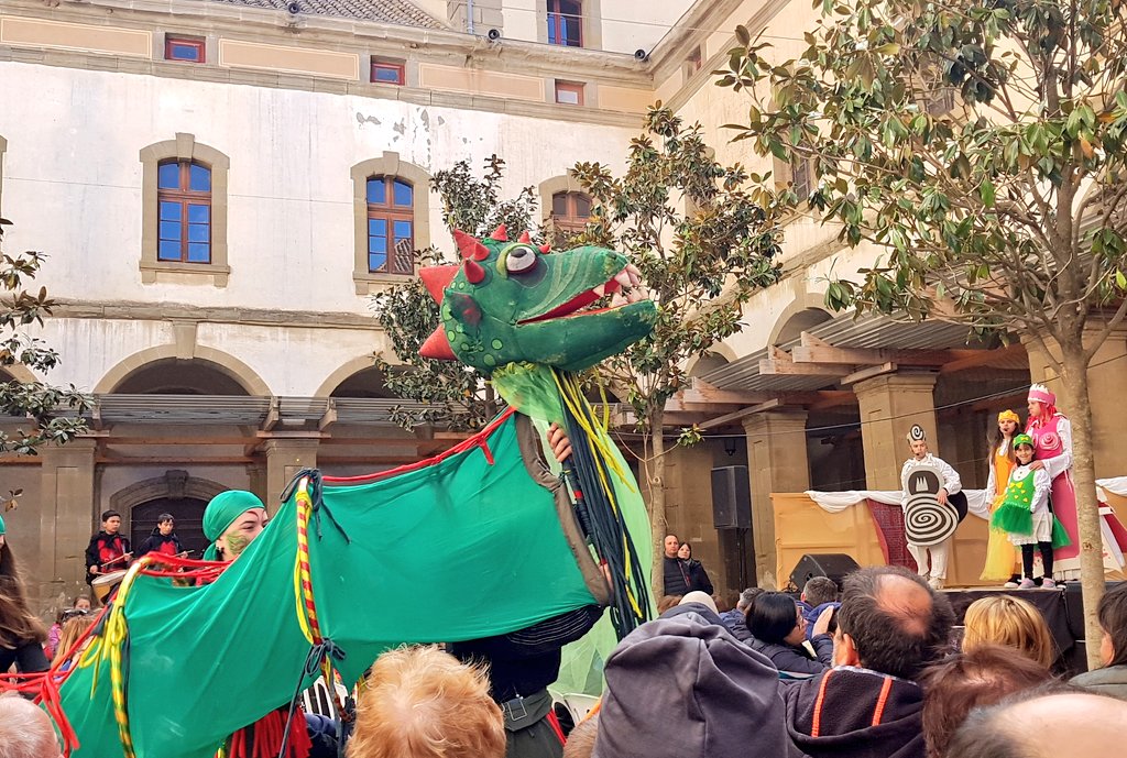 Esplèndid #SantJordi2024 🌹🐉 el d'ahir a #Cervera. La cirereta la va ficar l'espectacle 'La cacera del drac' dels alumnes de l'escola de teatre La Caserna 🔝👏👏👏 @SomSegarra @paeriacervera @Turisme_Segarra @SEGREcom