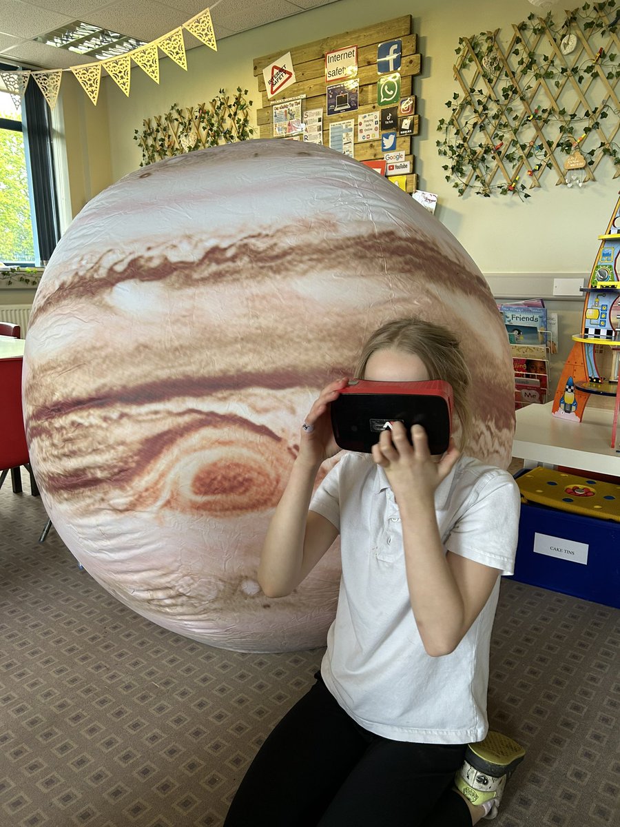 BG_Badgers's tweet photo. We've had such a great afternoon! In our first workshop we learnt all about our solar system and explored it using VR headsets. Thank you so much @UoY_PET. #BGScience #BGComputing https://t.co/66AnDCj1zE