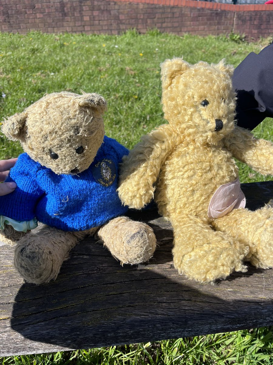 So today after school Jessica and buttony met a new buttony and his new owner at the park 🫶we are so happy that Jessica can help other children and also answer any questions they have before they have their surgery xx