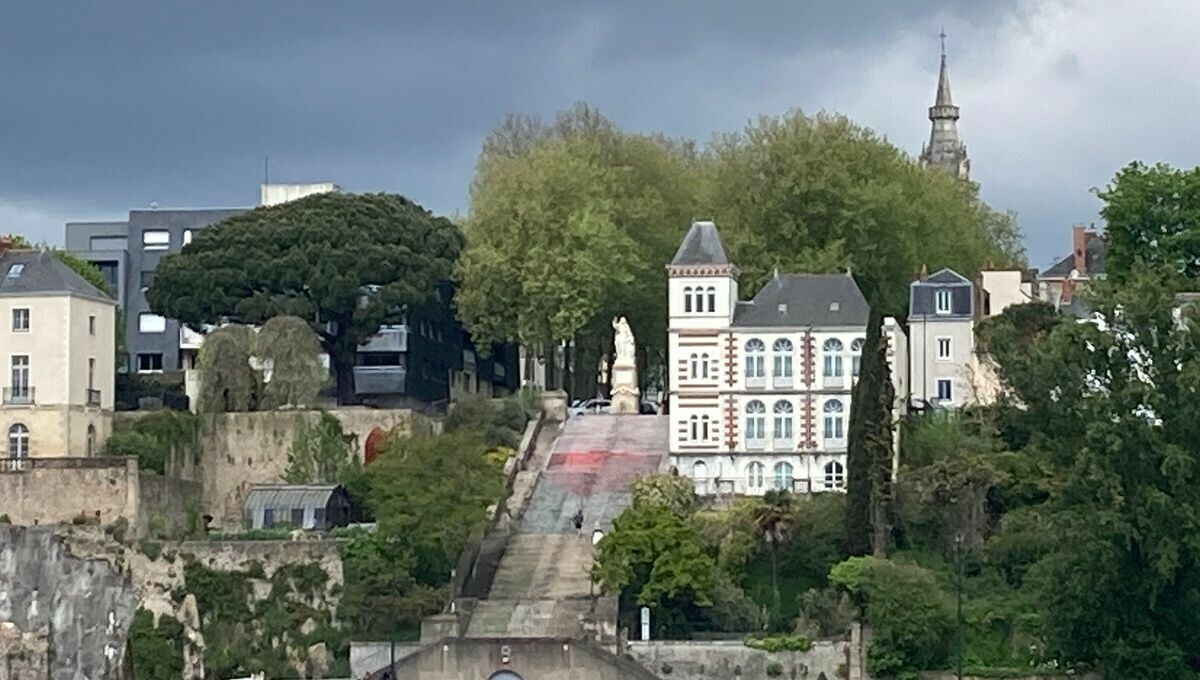 iciloireocean's tweet photo. Après les drapeaux polémiques, l'escalier de la butte Sainte-Anne à Nantes a été nettoyé @nantesfr @LGarnier44
➡️ https://t.co/aYxu1OMrjS https://t.co/TJGqT8GltD