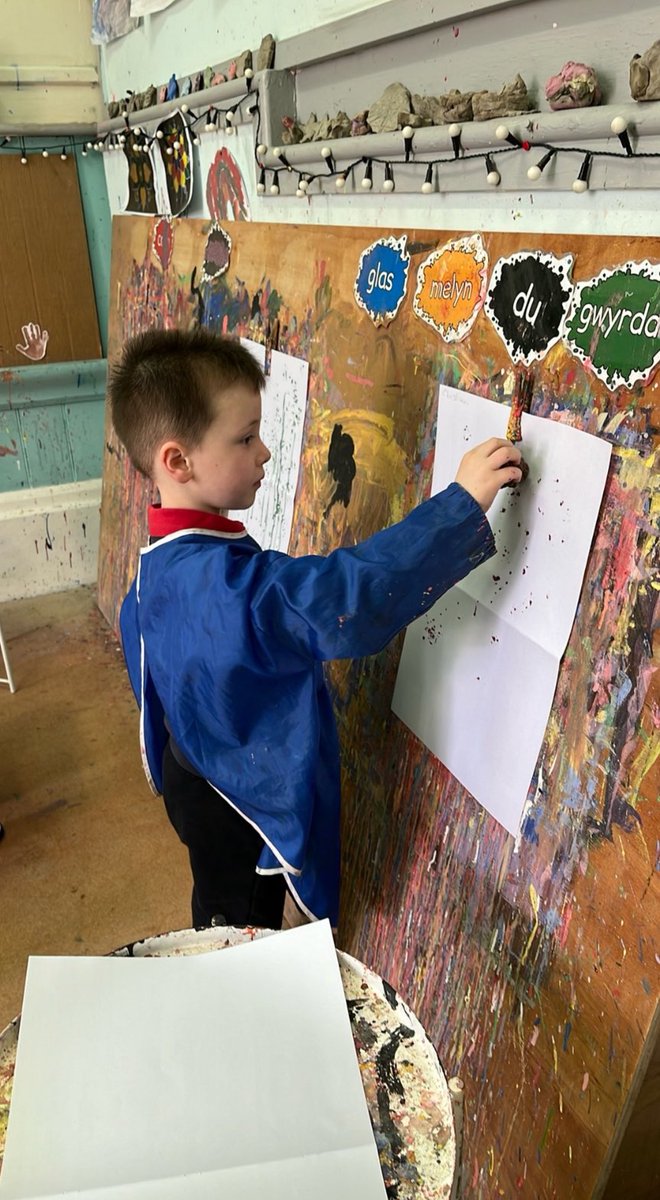 Holtonprimary's tweet photo. #HPSRec are getting creative, weβve been exploring using different techniques and materials to add detail to our paintings. π¨π§βπ¨ #HPSArt https://t.co/E2pmDiPD7h