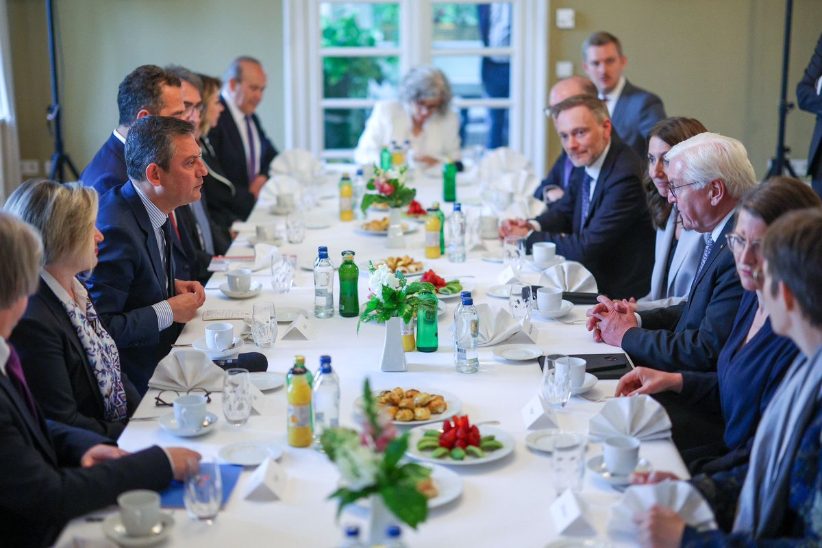 Genel Başkanımız Özgür Özel, Almanya Federal Cumhuriyeti Cumhurbaşkanı Frank-Walter Steinmeier ile Almanya’nın Ankara Büyükelçiliğinde bir araya geldi.