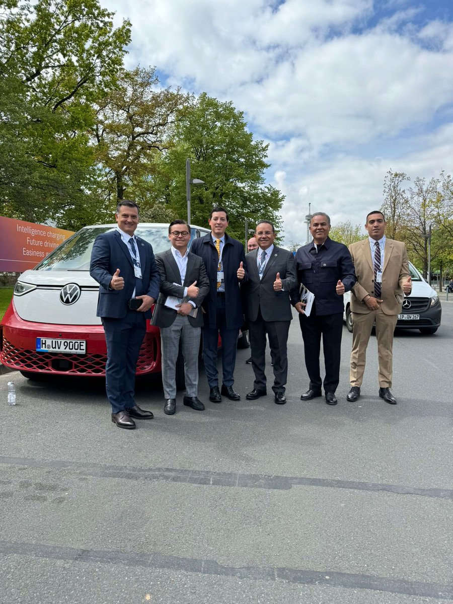 Miguel_AMtzM's tweet photo. Junto a la comitiva de @canacarmexico que me acompaña, hice un recorrido por el piso de exhibiciones de la @hannover_messe 🇩🇪 para conocer a fondo las nuevas tecnologías y tendencias en la industria mundial y que seguramente replicaremos en nuestro país 🇲🇽 y en el #autotransporte de carga, el cual debe estar a la vanguardia para continuar siendo competitivo en apego a las nuevas tendencias globales.

# #tecnología #HannoverMesse2024
