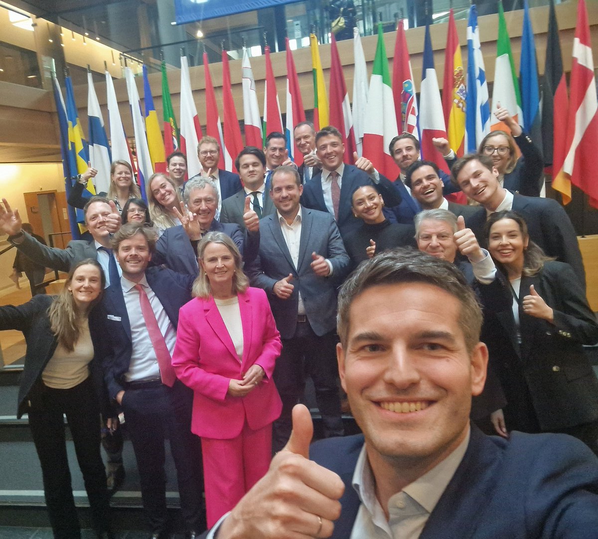 Zonder team zijn we als politici helemaal nergens. Onze medewerkers werken onvermoeibaar, dag in dag uit, achter de schermen aan Europees beleid (en zoveel meer). En we maken het ze niet altijd even makkelijk. Heel veel dank aan Team <a href="/cdaeuropa/">CDA Europa</a>, jullie waren echt fantastisch!!