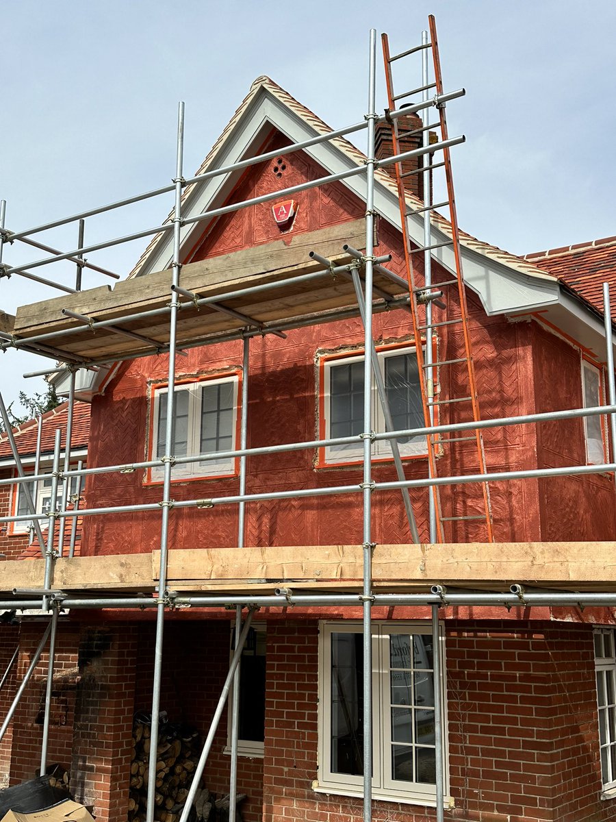 Site up date 📸
1. One rendered garage, just waiting for doors and windows to complete it. Garage incoming in background 🧱
2. New build Plot 2 going upwards🏠
3. Crane 🏗️ Day, lifting in the main steels 💪
4.Undercoat for the render going onto the main house, do we like red?!😂