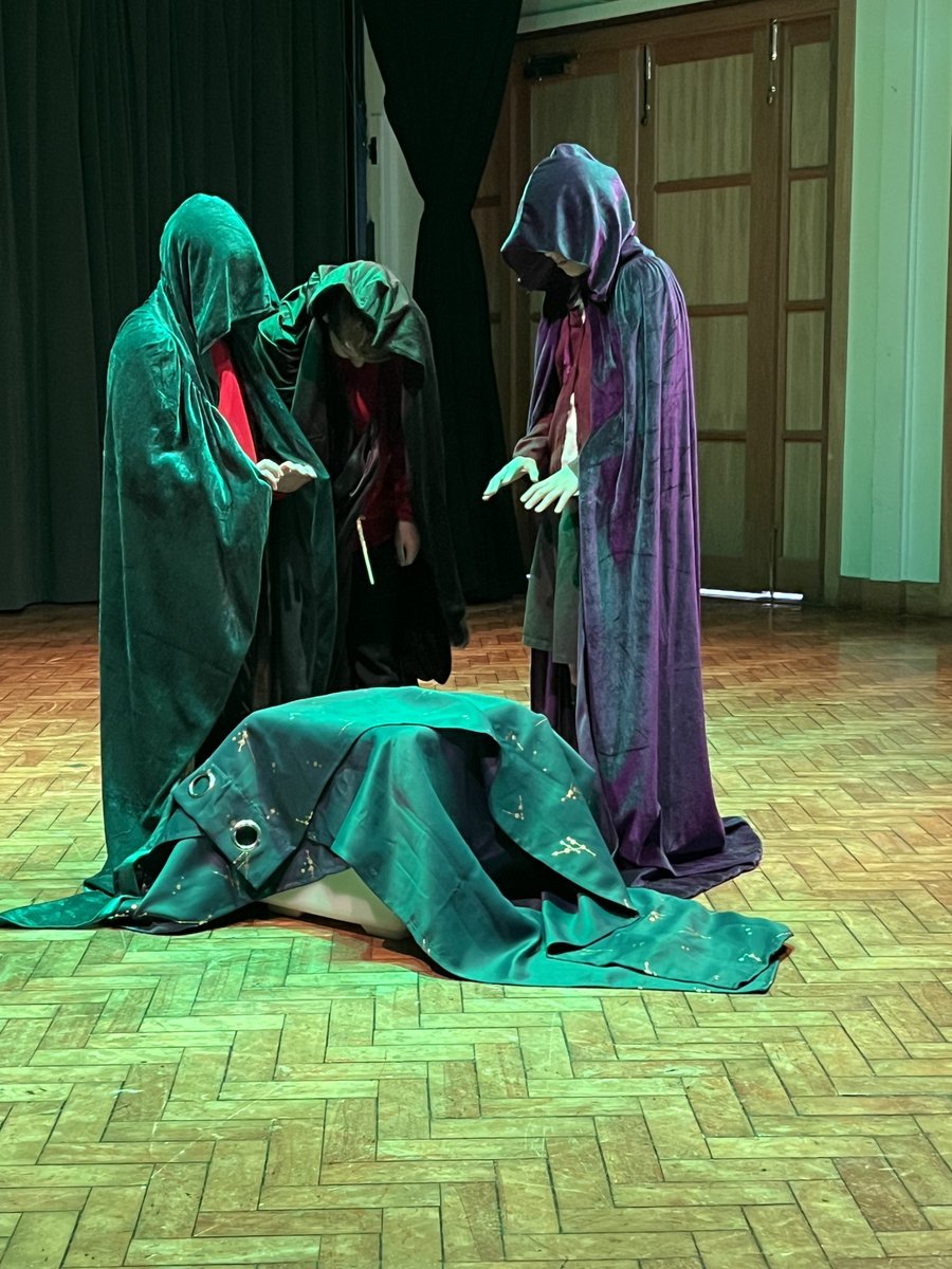 Today we were pleased to welcome 40 students from @EsherChurchSch, @ClaygatePrimary, @RutherfordHsSch, and Fern Hill Primary School to Reed's School to participate in a Drama Workshop. #dramaworkshop #schoolstogether #schoolpartnerships #workingtogether #schooloutreach #costumes