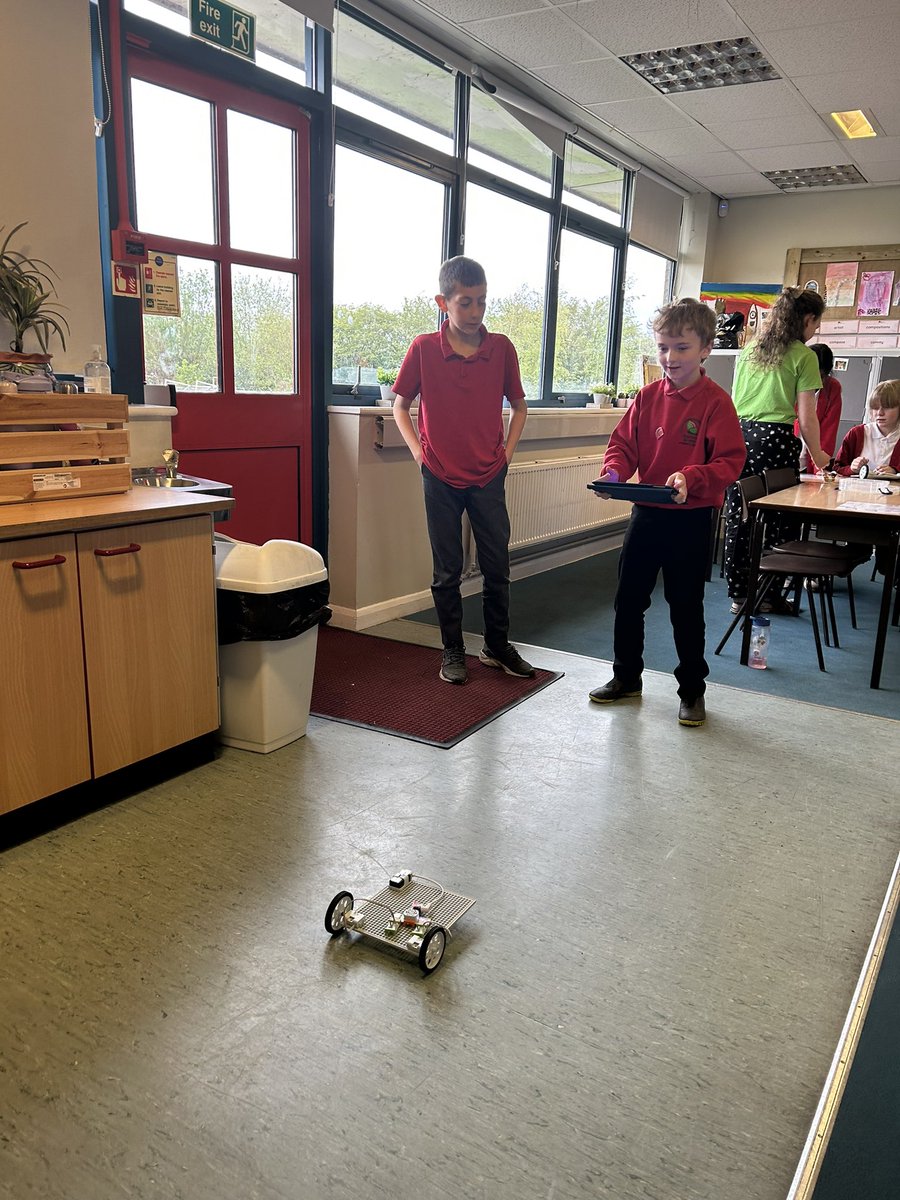 BG_Badgers's tweet photo. We built our own Mars Rovers in our second workshop and tested them to make sure they were functional! #BGComputing @UoY_PET https://t.co/bgcv9UyBaB