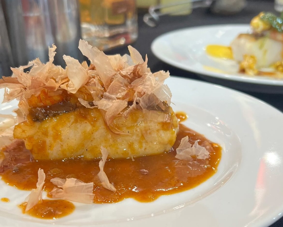 Este acto se une al “Tardeo” que organizó el lunes por la tarde @pescaespana en el stand de #AlimentosdEspaña, donde se degustó la receta de “#MerluzadeBurela, carpaccio de gamba roja de Santa Pola, marinera de pimentón y copos de bonito seco”, del chef Nacho Chicharro.