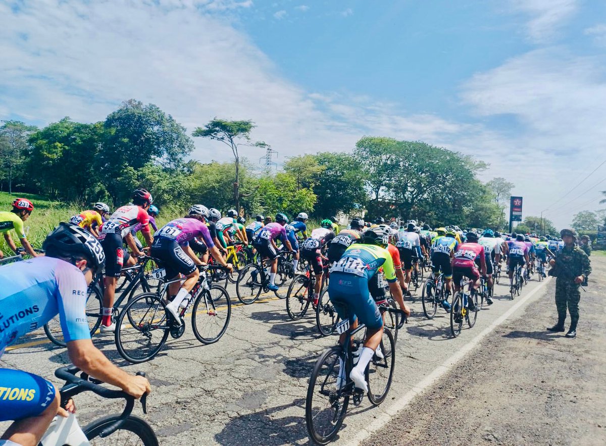 La Vuelta de la Juventud 2024🛣️🚴 continúa recorriendo el departamento de #Casanare y los soldados de la #Brigada16 del Ejército Nacional velan por la seguridad de las carreteras.

#SiempreATuLado
#VJuventud2024