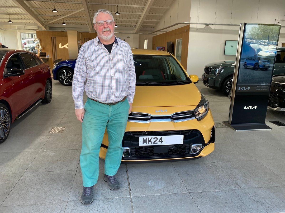 #PremierPeople 📸

Great to see returning customer, Chris Harvey, collecting his brand new Kia Picanto!

Happy motoring Chris, from all at Premier Rochdale 👍🏻🤝🏻

@KiaUK 

#Kia #Picanto #KiaPicanto #24plate #happyhandover #happycustomer #newcar #newreg #newcarday #Rochdale