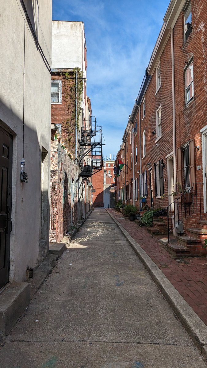 dmtrubman's tweet photo. Philadelphia constantly makes the case that American cities should #LegalizeNarrowStreets https://t.co/i6LDficw3L
